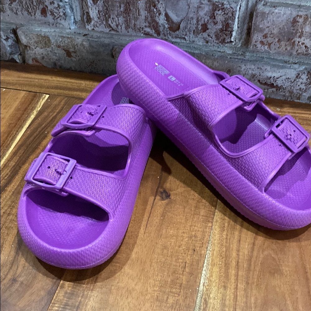32 Degrees Womans Slip ons